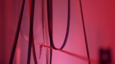 Retro film, çalışma stüdyosunda kırmızı ışık, arşiv verileri ve projeksiyona hazır bilgi içeren ince pelliklerle ipte asılı duran pellikleri makaraya sarar. Bobbins Geliştirme, Görüntü Yöntemi