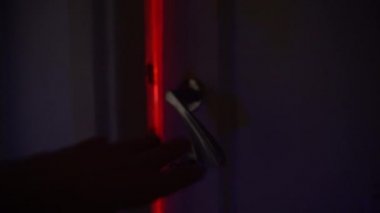 Korku ve korku sahnesi, seri katil ev binasının odasına zorla giriyor korkunç bir stres ve kurbanla yaşanan trajedi. Kırmızı ışıkta cehennemin kapısını açan suçlu.