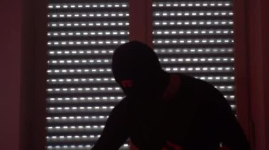 Kara kar maskelerinin altında gizli yüzü olan yerel zalim katil kurbanını karanlık odada bıçakla öldürüyor. Psikopat manyak kurbanı öldürürken duygularını kontrol edemiyor. İnsanlara karşı zulüm ve taciz
