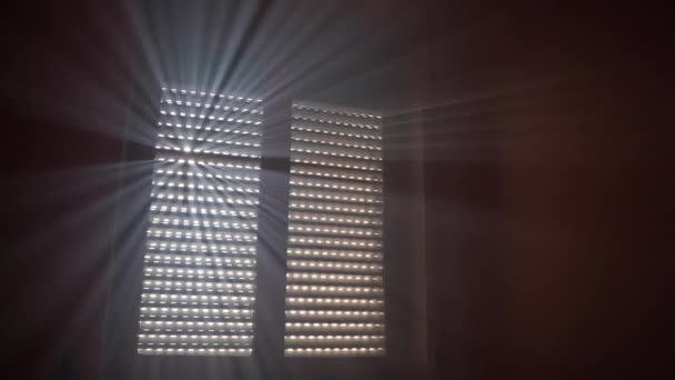 Increíble ambiente matutino en la habitación del apartamento con persianas de persianas de ventana medio cerradas y rayos de sol que brillan a través de la jalousie. Ambiente matutino íntimo en la habitación, sensación de silencio y paz en casa — Vídeos de Stock