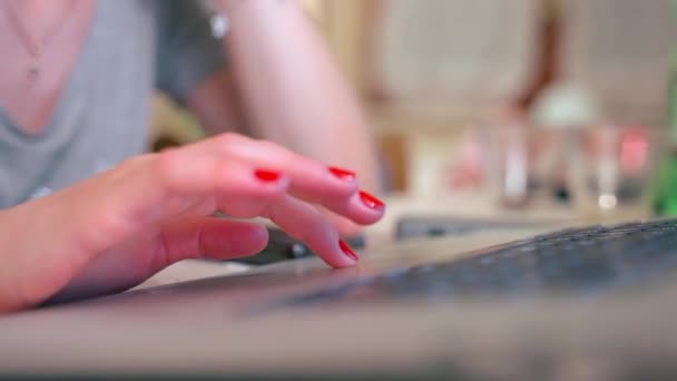 Mujer ocupada con manicura roja de moda que trabaja en el ordenador portátil haciendo clic en el panel táctil y páginas de desplazamiento, estudiante femenina que trabaja en casa estudiando en línea en la distancia. Mujer usando un ordenador moderno — Vídeo de stock