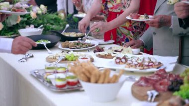 Zengin restoranların lüks ziyafet partisindeki zarif davetliler, çeşitli kanepeler, aperatifler ve aperatiflerle özel mutfakların tadına bakan konuklar. Garson, resmi çıkış partisi, yemek ve...
