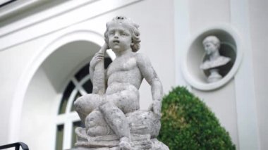 Çıplak çocuğun tarihi bir heykeli, antik İtalyan villa sarayının özel bölgesinde mermer heykel, antik villa bölgesinin ön veya arka bahçesinde kraliyet mirası süslemesi. Mermer heykeller