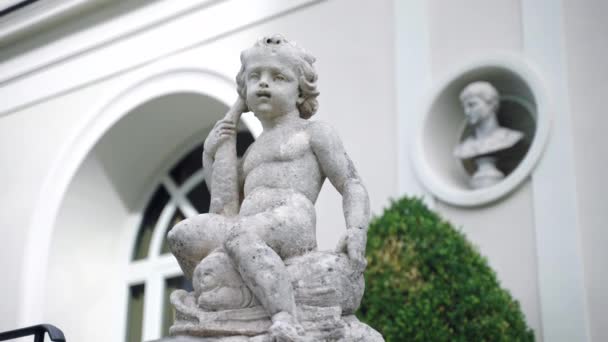 Historic figurine of naked child, marble statue on private territory of ancient Italian villa palace, royal heritage decorating front or back yard of ancient villa residence territory. Marble statues — Stock Video