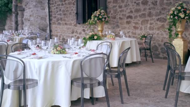 Formalna recepcja uroczystości z pięknie urządzonymi okrągłymi stołami, wykwintne nakrycie stołu na przyjęcie bankietowe, modne zaaranżowanie stołu na świeżym powietrzu w pobliżu restauracji — Wideo stockowe