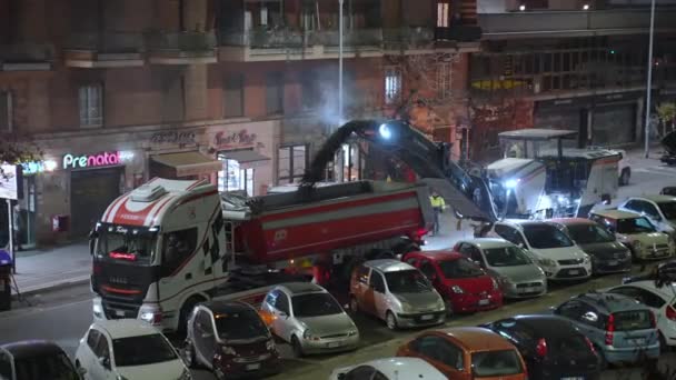 ROMA, ITALIA - 9 DE ABRIL DE 2021: La carretera funciona en la calle de Roma, los trabajadores del equipo eliminan el asfalto en ruinas con la máquina de nivelación y arrojan asfalto en polvo al basurero. Trabajos de reparación en la carretera — Vídeos de Stock