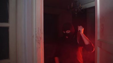 Kar maskeli zalim katil kurbanına kanlı bıçakla musallat oluyor. Şiddet eğilimli psikopat, kurbanı arıyor. Şeytani bakışlı katil kameraya zalimce ve suistimal dolu bakıyor.