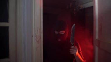 Kar maskeli seri katil kurbanına kanlı bıçakla musallat oluyor. Şiddet eğilimli psikopat, kurbanı arıyor. Şeytani bakışlı katil kameraya zalimce ve suistimal dolu bakıyor.