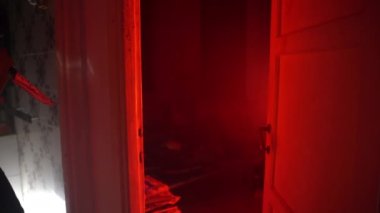 Kar maskeli manyak odaya giriyor ve kurbana bıçakla saldırıyor. Saldırgan seri katil kurbanına karanlık odada soğuk silahla işkence ediyor. Korkunç bir cinayet sahnesi. Şiddet