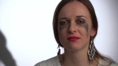 Aile içi şiddet ve kadına karşı aile içi şiddet, kadın kameraya bakıyor ve ruhsal olarak yardım dileniyor. Aile içi şiddet mağduru bir kadın