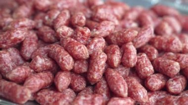 Kurutulmuş sosis ve salam atıştırmalıkları olan folyo kapları yemek servisi için tütsülenmiş aperatifler. Piknik partisi için yağlı kurutulmuş et, kurutulmuş yiyecek lezzeti.