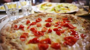 Geleneksel yerel restoran. Özel İtalyan pizzası. Konuklar için çeşitli sulu pizzalar. Domatesli, biberli, erimiş peynirli, vejetaryen...