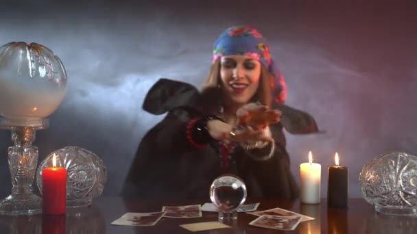 Lykkelig, mørk heksedans og smilende, generisk sigøyner som utfører ritualer over krystallsfæren og spredte bilder, heksekunst og konsepter om etterlivet – stockvideo