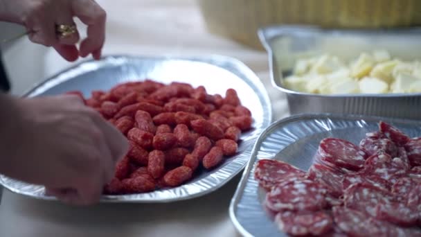 Foil Containers Met Kleine Gedroogde Worsten Gerookte Salami Plakjes Gehakte — Stockvideo