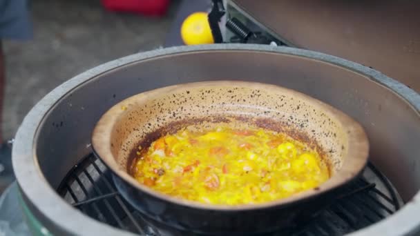 Smaczna Zupa Wegańska Wrząca Ceglanej Misce Grillu Tradycyjne Jedzenie Uliczne — Wideo stockowe