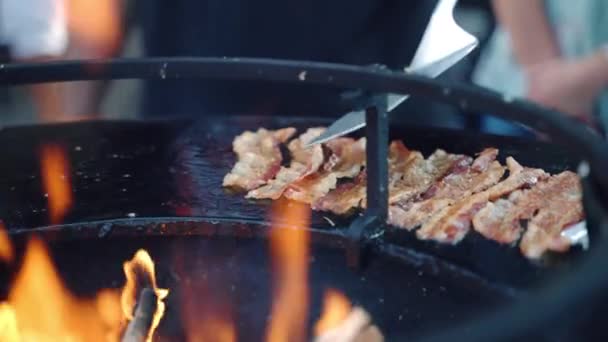 Man Roosteren Dunne Spek Plakjes Barbecue Grid Groep Vrienden Ontspannen — Stockvideo