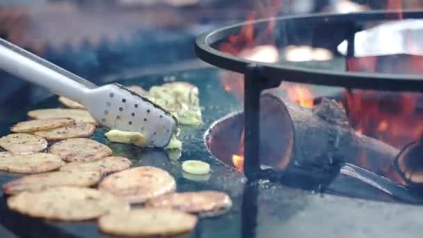 Vegetables Barbecue Grilling Smoker Grid Slices Crispy Potatoes Chopped Onion — Stockvideo
