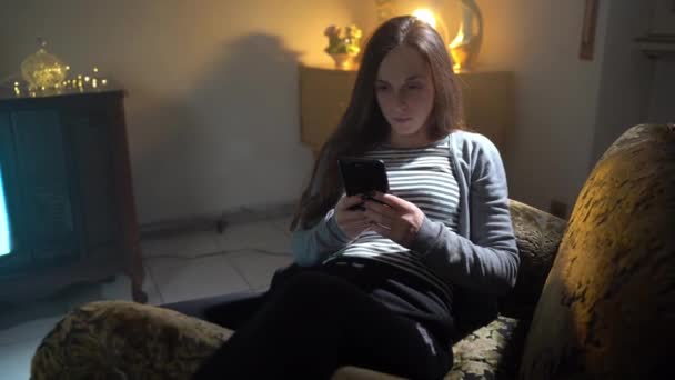 Смартфоны Онлайн Виртуальная Реальность Проблема Современного Общества Женщины Сидящие Кресле — стоковое видео