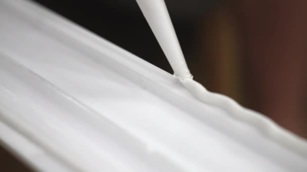 Белый Клей Используемый Крепления Декоративной Пластиковой Плинтуса Стене Процесс Нанесения — стоковое видео
