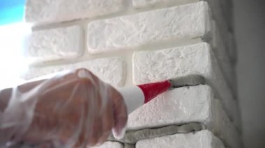 İnşaat alanındaki duvar tadilatı, barakaları gruplandırmak için harçla doldurma süreci, dekoratif taş tadilatını bitiren işçiler, ev yenileme ve iyileştirme. Yüksek kalite 4k görüntü