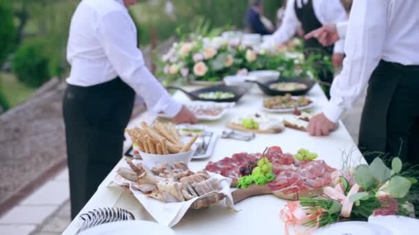 Υψηλής Ειδίκευσης Σερβιτόροι Εστιατορίων Στολή Που Εξυπηρετούν Επίσημο Πάρτι Εξόδου — Αρχείο Βίντεο