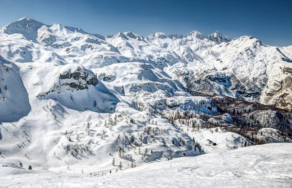 Montañas en la nieve —  Fotos de Stock