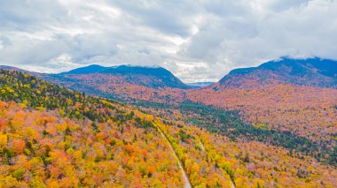 Düşüş sırasında Beyaz Dağlara doğru renkli bir yol.