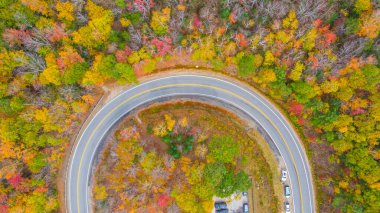 Kancamagus otobanında sonbahar renkli ağaçlı eğrinin hava görüntüsü