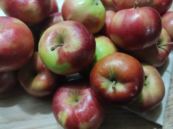 Büyük Kırmızı Elmalar Yakın Plan Meyve Bahçesinde Hasattan Sonra Olgunlaşmış Stok Fotoğraf