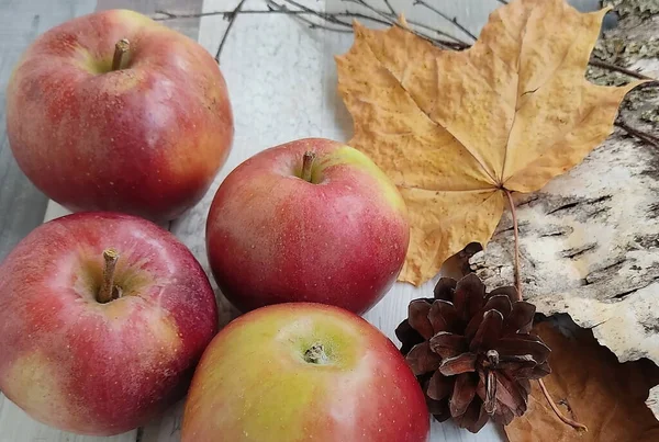 Large Red Apples Close Still Life Fruit Lying Table Decorated — Stock Photo, Image