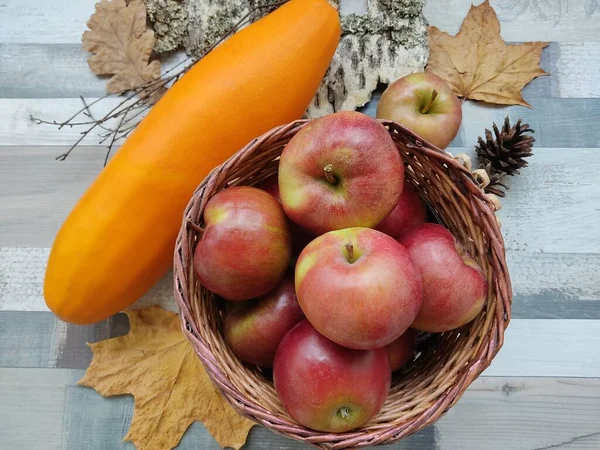 Yellow Pub Apples Basket Table Yellow Withered Leaves Birch Bark — Stock Photo, Image