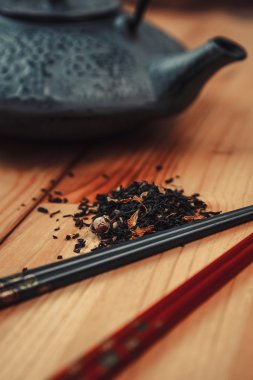çay, çaydanlık ve yemek çubukları