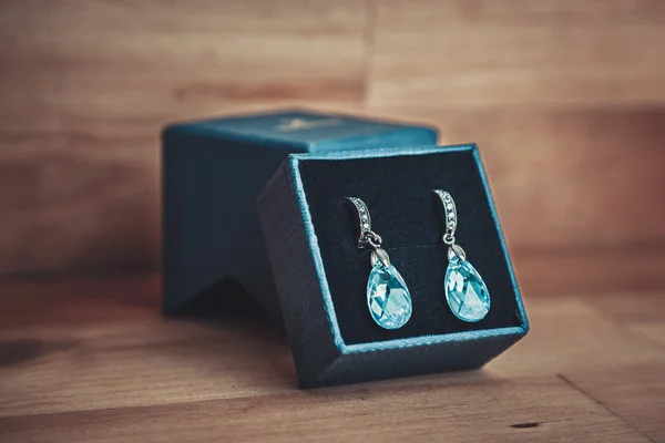 Coppia di orecchini di cristallo blu — Foto Stock