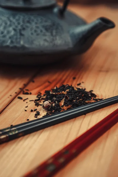 çay, çaydanlık ve yemek çubukları