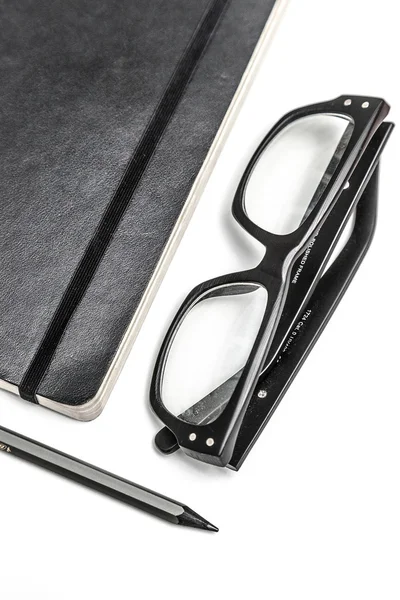 Not Defteri, gözlük ve kalem