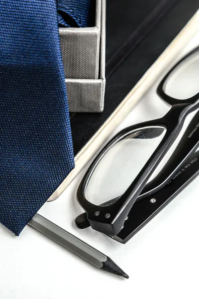 Not Defteri, gözlük, kravat ve kalem