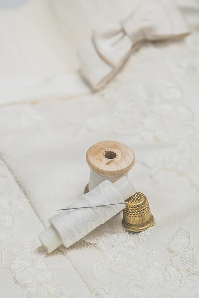 bobin iplik, yüksük ve iğne ile