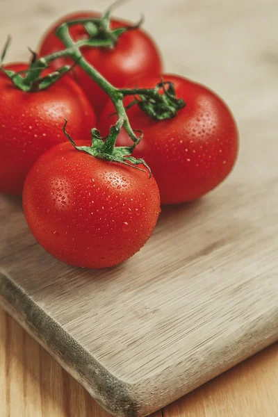 Tomates en tabla de cortar — Foto de Stock