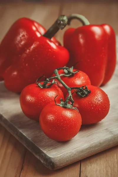 Papeles de campana roja y tomates — Foto de Stock