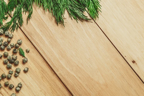 dereotu ve biber çerçeve ile ahşap arka plan