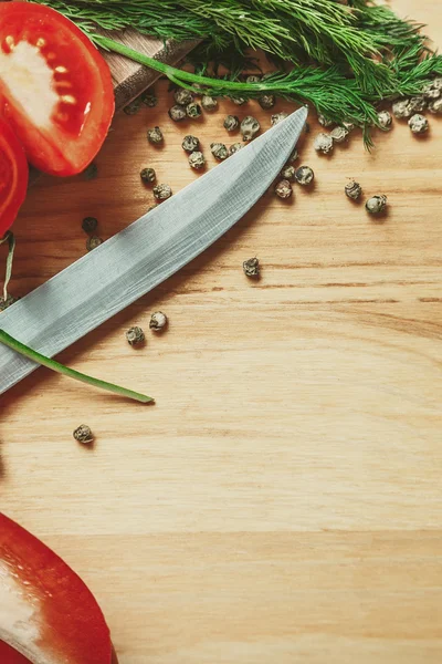 dereotu ve biber çerçeve ile ahşap arka plan