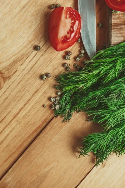 dereotu ve biber ile ahşap arka plan