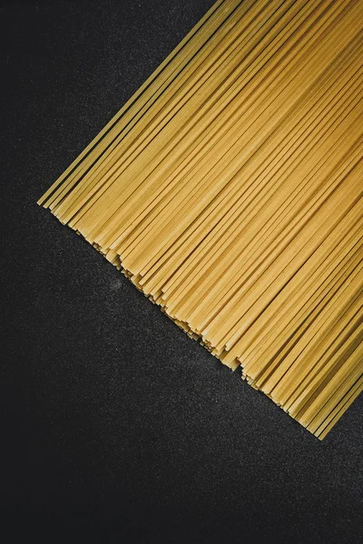 siyah plaka üzerinde pişmemiş spagetti