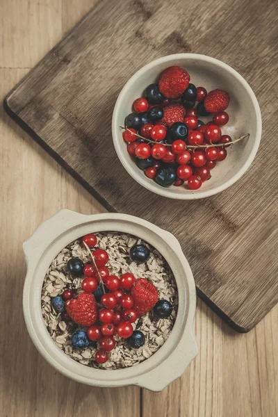 Oatmeal with berries — Stock Photo, Image