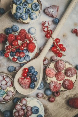 Berry tartlets toz şeker