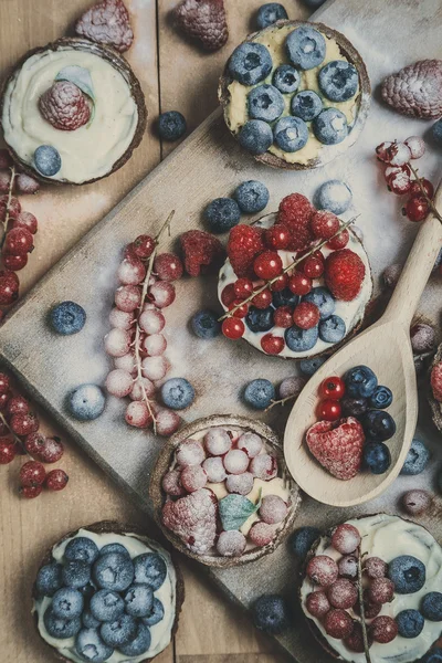 Berry tartlets in poedersuiker — Stockfoto