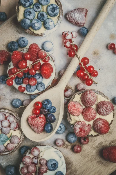 Berry tartlets i strösocker — Stockfoto