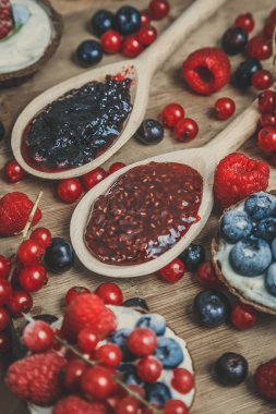 içinde kaşık reçel