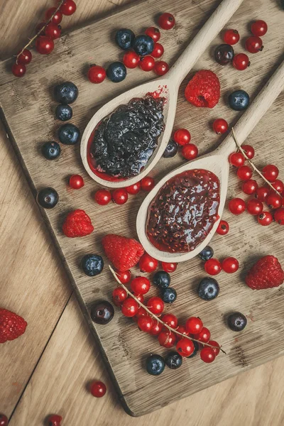 içinde kaşık reçel