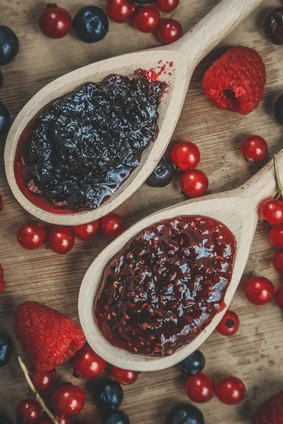 içinde kaşık reçel